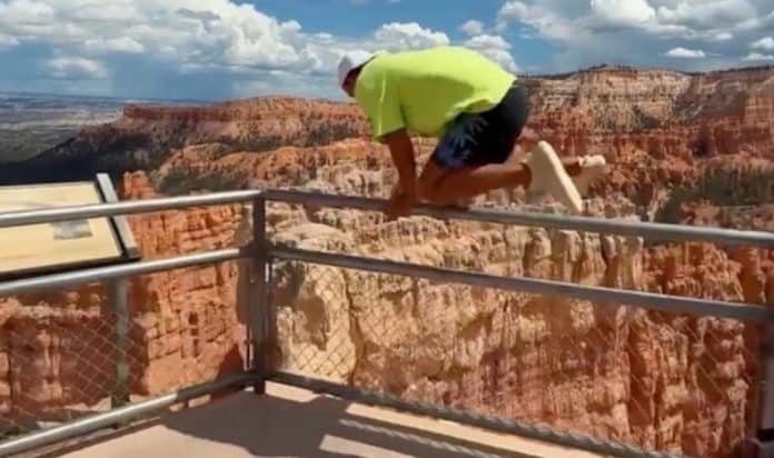 A stupid turon jumps over the barrier at Bryce Canyon