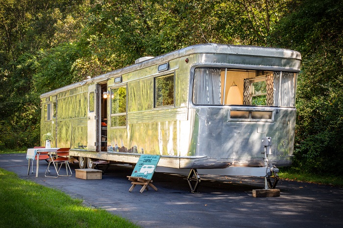 Interior designer beautifully restores a 1956 Spartan Imperial Mansion