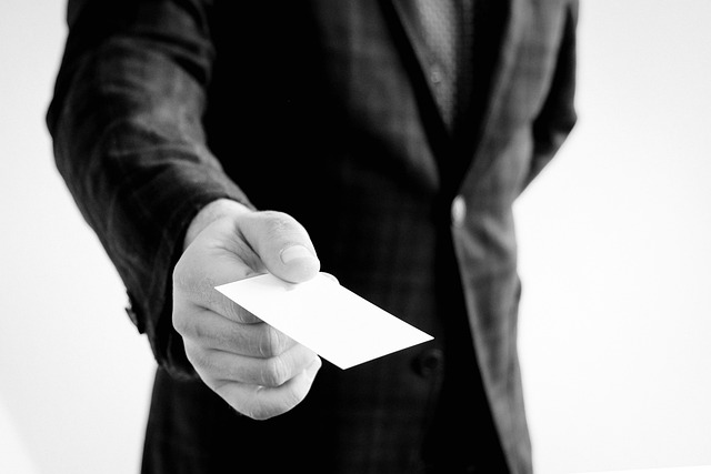 man handing out business card Photo: Pixabay
