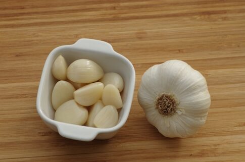 peeled and whole garlic Pixabay image