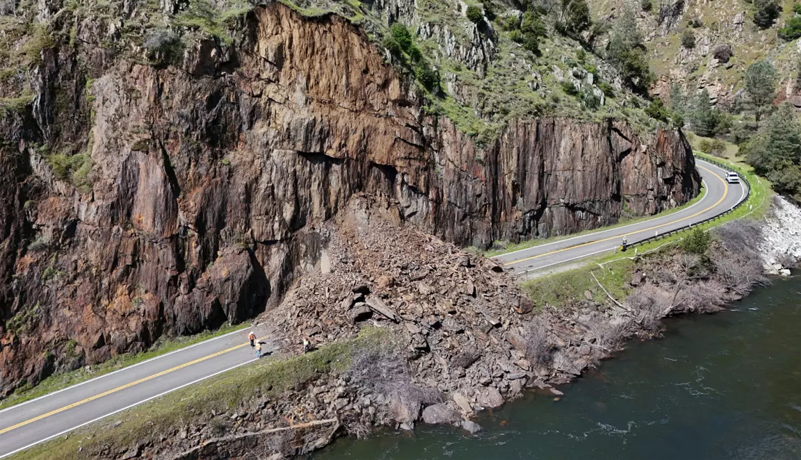 Major access road to Yosemite NP closed by rockslide