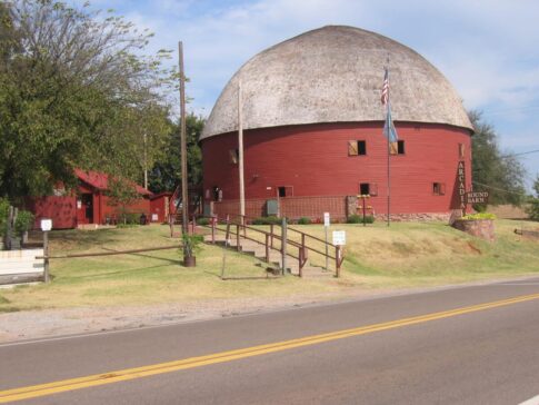 Arcadia Round Barn in OK Image: arcadiaroundbarn.com