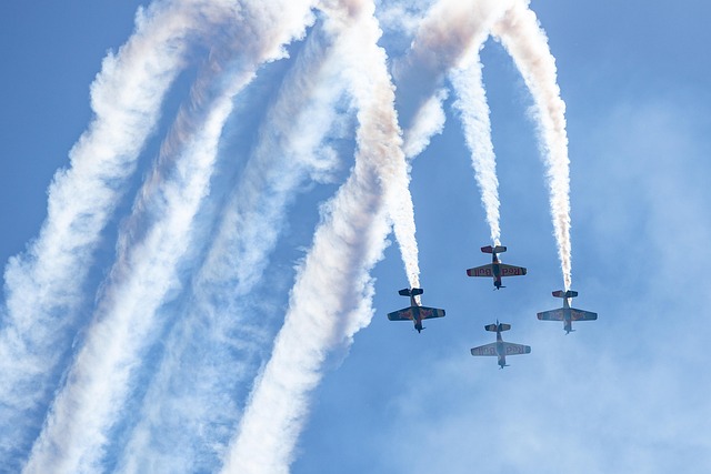 Air show; four stunt planes with contrails Image: Pixabay