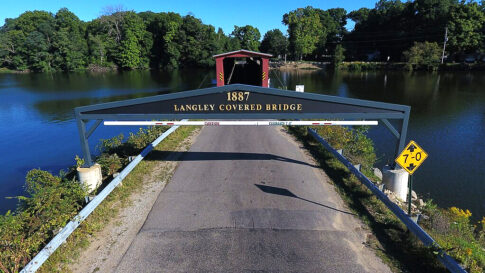 Motorhome accident closes a covered bridge