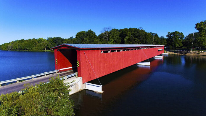 Motorhome accident closes a covered bridge