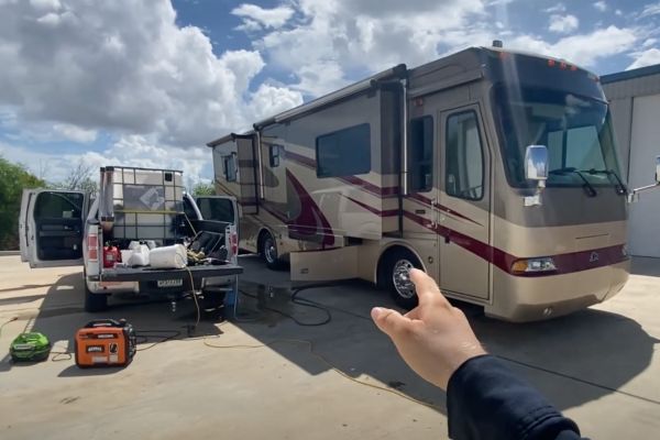 cleaning RVs - mobile detailing unit