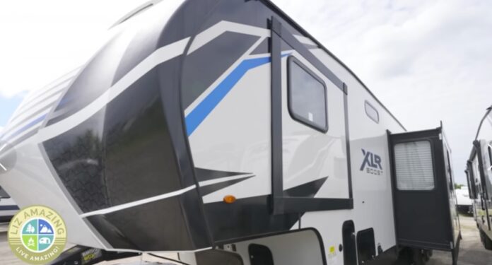Fifth wheel toy hauler trailer