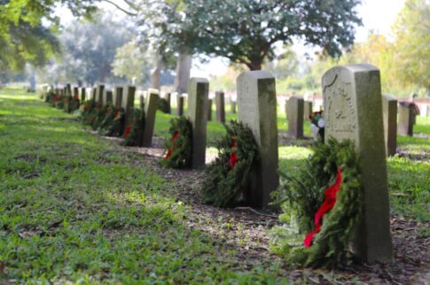 wreaths at military grave markers Image: NPS