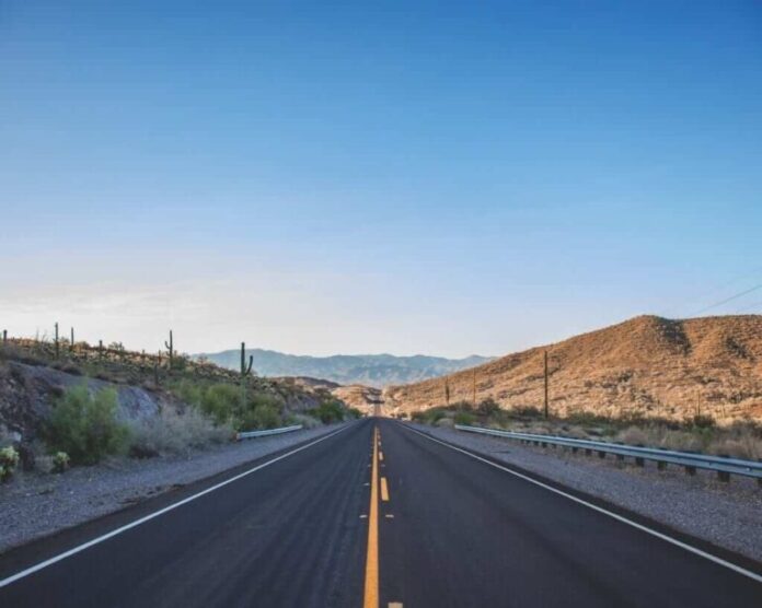 Image: heyexplorer.com AZ highway with desert scenery