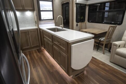 2027 Luxe Elegante 33EFS Image: autoevolution