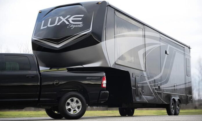 2027 Luxe Elegante 33EFS Image: autoevolution