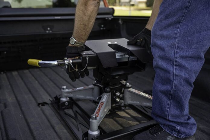 Demco's folding fifth wheel hitch Recon Stealth Image: Demco website