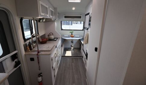 Fifth Wheel Foot Travel Trailer 01
